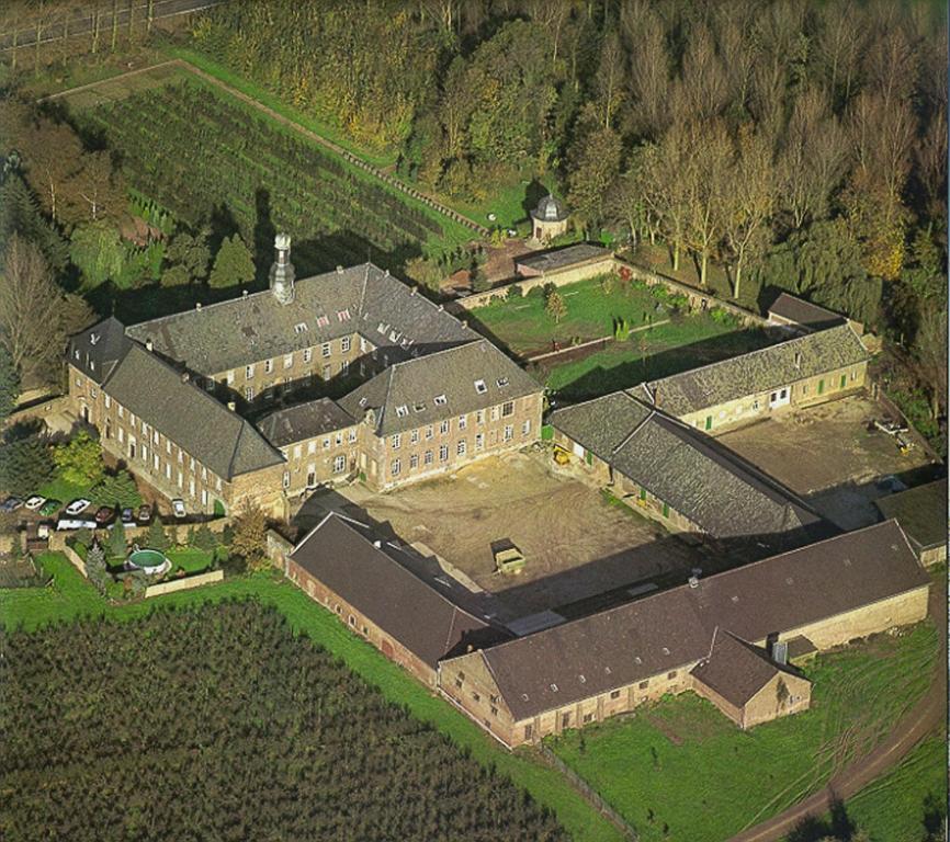 Nikolauskloster Jüchen Exterior foto